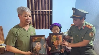 Thanh Hóa trao tặng quà, ảnh phục dựng cho gia đình liệt sĩ