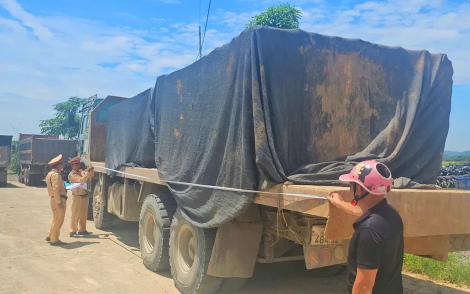 Thanh Hóa xử lý nghiêm xe quá tải, cơi nới thành thùng Thanh Hóa xử lý nghiêm xe quá tải, cơi nới thành thùng