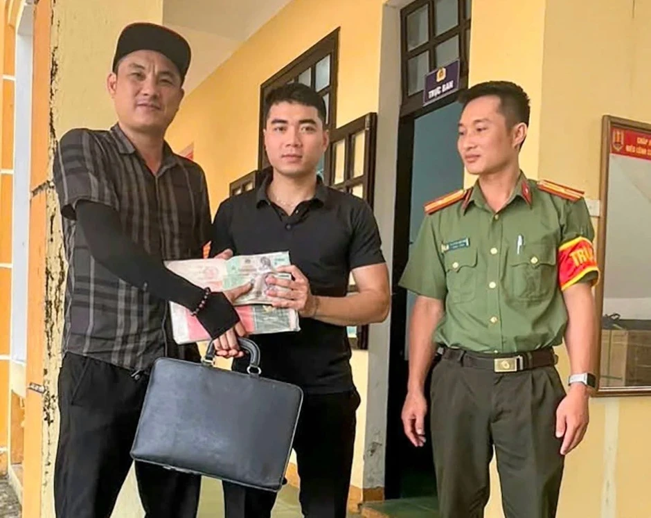 Thanh niên chạy bộ nhặt được chiếc cặp chứa hàng trăm triệu đồng Thanh niên chạy bộ nhặt được chiếc cặp chứa hàng trăm triệu đồng