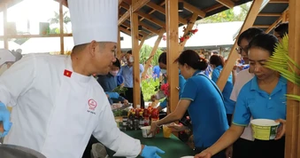 Thanh niên công nhân được cắt tóc, thưởng thức phở miễn phí