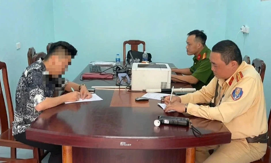 Thanh niên 'đánh võng' ô tô trên đường bị phạt 45 triệu đồng, tước bằng lái 11 tháng Thanh niên 'đánh võng' ô tô trên đường bị phạt 45 triệu đồng, tước bằng lái 11 tháng