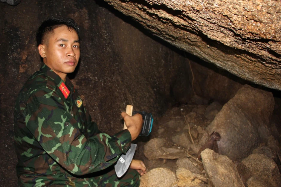 Thanh niên kể chuyện vào hang đá như mê cung thấy nhiều hài cốt liệt sĩ Thanh niên kể chuyện vào hang đá như mê cung thấy nhiều hài cốt liệt sĩ