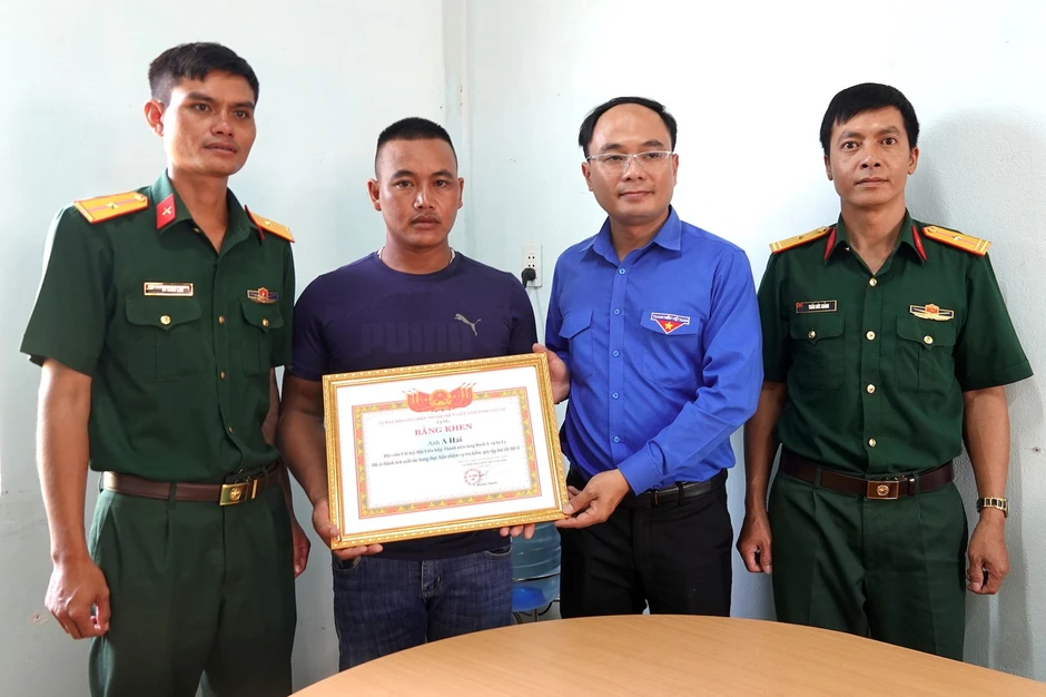 Thanh niên kể chuyện vào hang đá như mê cung thấy nhiều hài cốt liệt sĩ Thanh niên kể chuyện vào hang đá như mê cung thấy nhiều hài cốt liệt sĩ