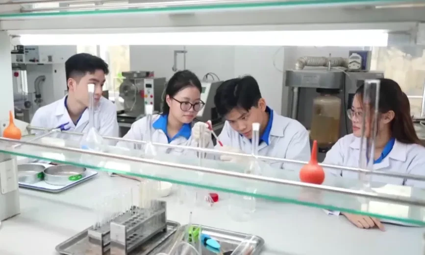 Thanh niên kiến tạo tương lai bằng tri thức và khát vọng cống hiến Thanh niên kiến tạo tương lai bằng tri thức và khát vọng cống hiến