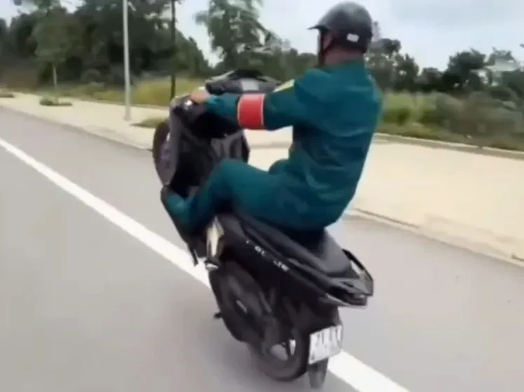 Thanh niên mặc trang phục dân quân tự vệ “bốc đầu” xe trên phố Thanh niên mặc trang phục dân quân tự vệ “bốc đầu” xe trên phố
