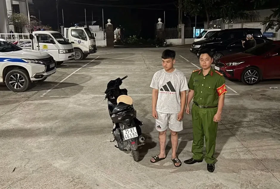 Thanh niên mặc trang phục dân quân tự vệ “bốc đầu” xe trên phố Thanh niên mặc trang phục dân quân tự vệ “bốc đầu” xe trên phố