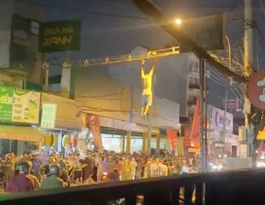 Thanh niên nghi “ngáo đá” cầm kéo leo mái nhà, đập phá tài sản Thanh niên nghi “ngáo đá” cầm kéo leo mái nhà, đập phá tài sản