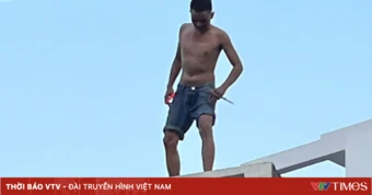 Thanh niên nghi “ngáo đá” cầm kéo leo mái nhà, đập phá tài sản