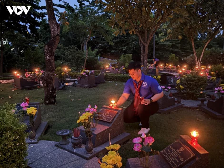 Thanh niên TP.HCM thắp nến, dâng hương Anh hùng, liệt sĩ Thanh niên TP.HCM thắp nến, dâng hương Anh hùng, liệt sĩ