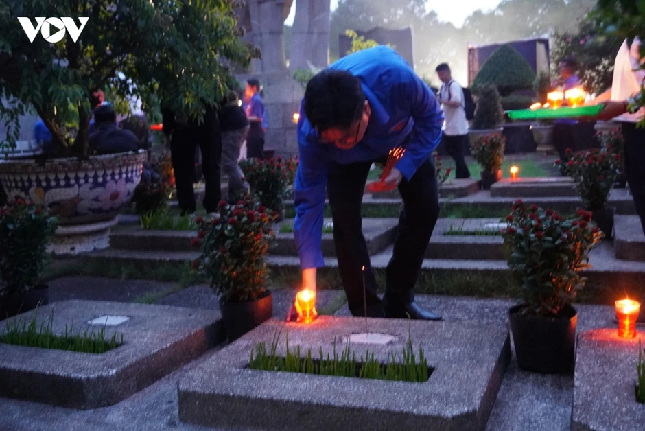Thanh niên TP.HCM thắp nến, dâng hương Anh hùng, liệt sĩ Thanh niên TP.HCM thắp nến, dâng hương Anh hùng, liệt sĩ