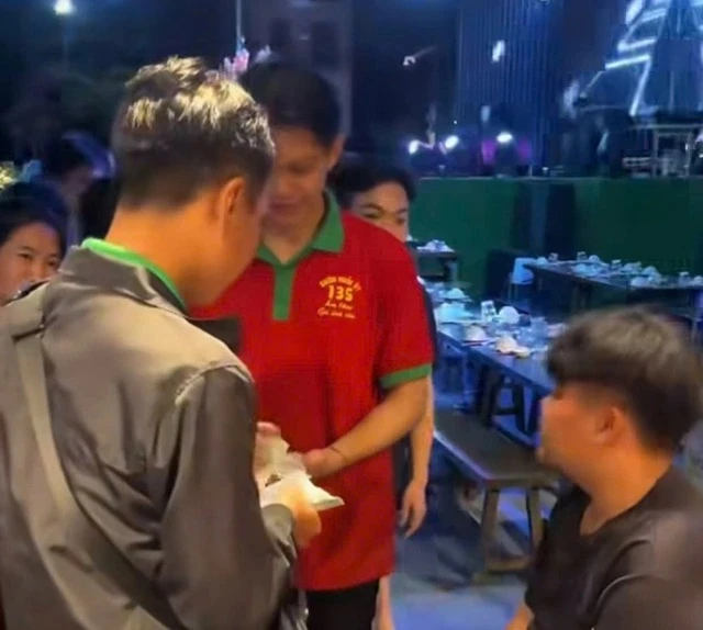 Thanh niên trúng số 18,3 tỷ đồng, tặng tiền cho cả quán nhậu: Mới đi làm được 10 ngày, ra quyết định bất ngờ sau khi thành "tỷ phú" Thanh niên trúng số 18,3 tỷ đồng, tặng tiền cho cả quán nhậu: Mới đi làm được 10 ngày, ra quyết định bất ngờ sau khi thành "tỷ phú"
