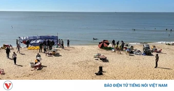 Tháo dỡ hàng loạt mái che, chòi tạm, lều tự phát ven bờ biển Mũi Né