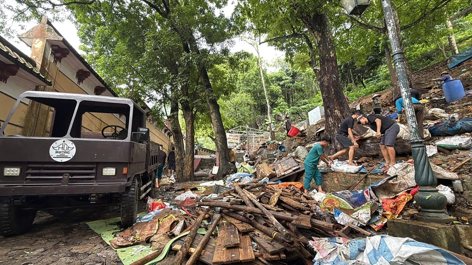 Tháo dỡ, sắp xếp 64 ki ốt bán hàng lâu năm dọc đường lên Chùa Hương Tháo dỡ, sắp xếp 64 ki ốt bán hàng lâu năm dọc đường lên Chùa Hương