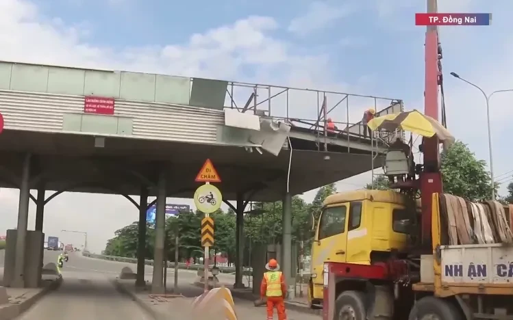 Tháo dỡ trạm thu phí cầu Đồng Nai Tháo dỡ trạm thu phí cầu Đồng Nai