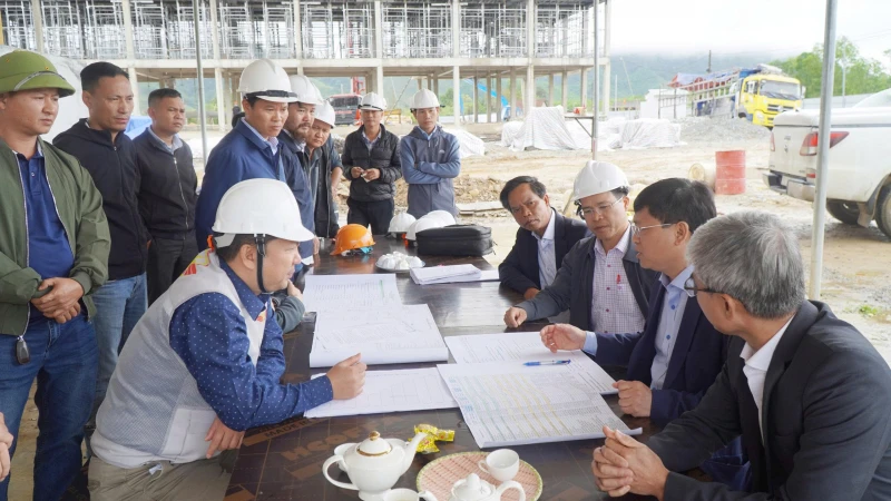 Tháo gỡ khó khăn, đẩy nhanh tiến độ xây dựng các trường phổ thông nội trú liên cấp tại vùng biên giới A Lưới Tháo gỡ khó khăn, đẩy nhanh tiến độ xây dựng các trường phổ thông nội trú liên cấp tại vùng biên giới A Lưới