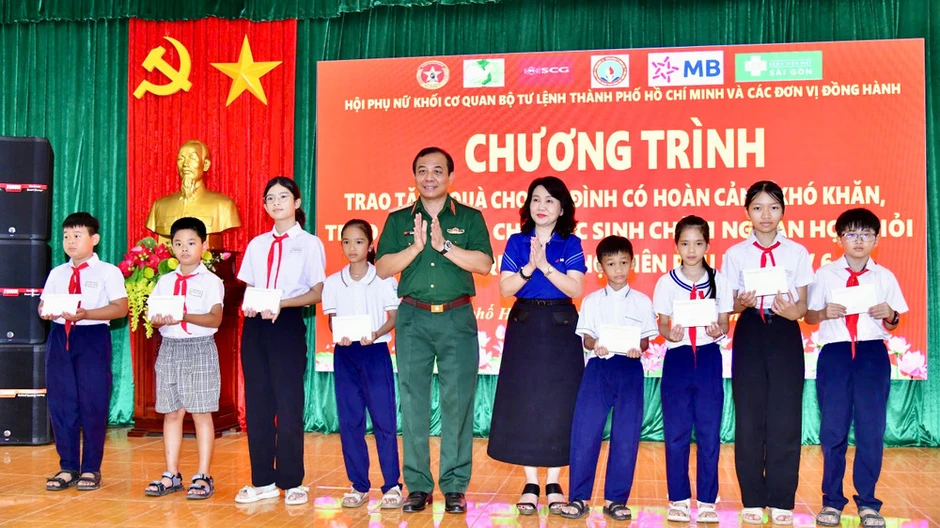 Thắp lửa truyền thống từ hành trình về nguồn tại Côn Đảo Thắp lửa truyền thống từ hành trình về nguồn tại Côn Đảo
