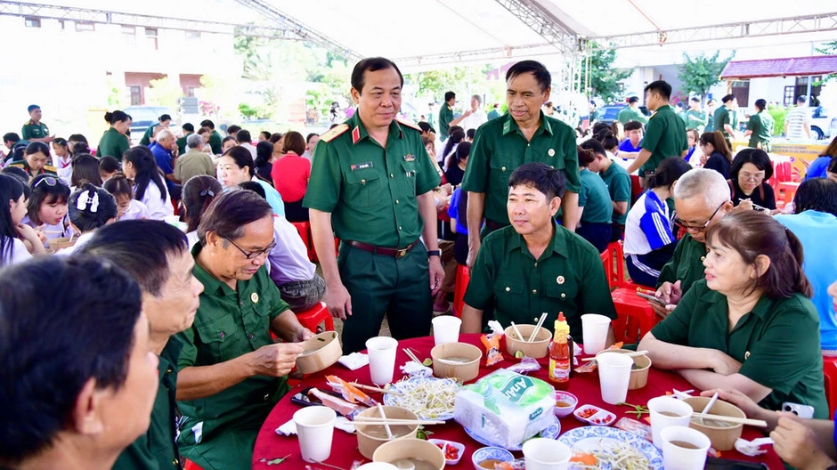 Thắp lửa truyền thống từ hành trình về nguồn tại Côn Đảo Thắp lửa truyền thống từ hành trình về nguồn tại Côn Đảo