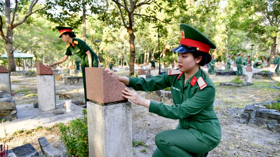 Thắp lửa truyền thống từ hành trình về nguồn tại Côn Đảo Thắp lửa truyền thống từ hành trình về nguồn tại Côn Đảo