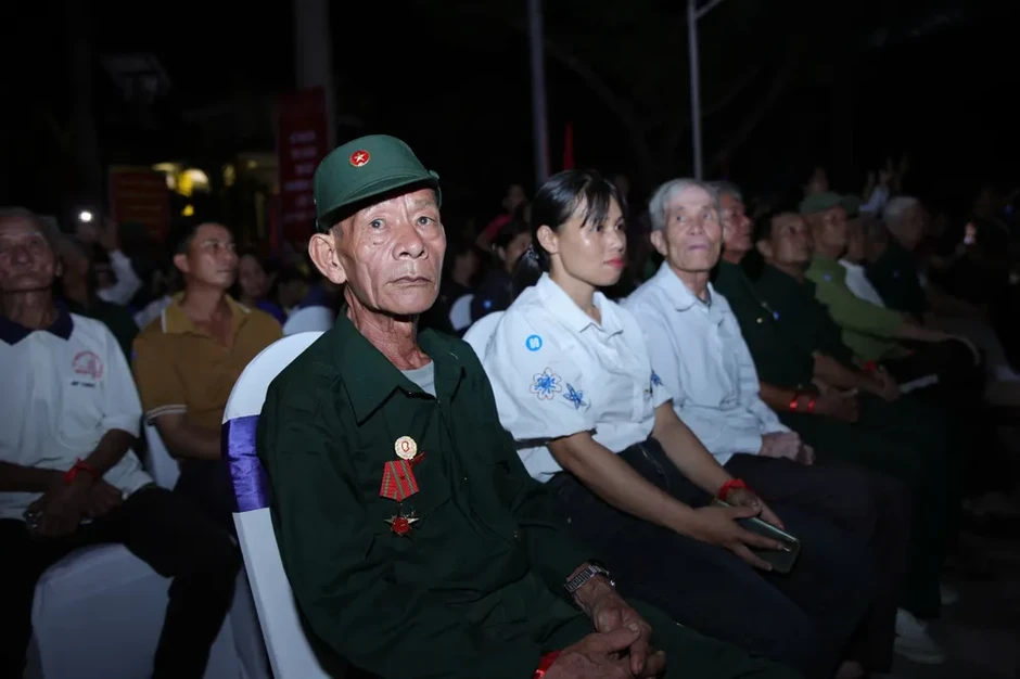 Thắp nến tri ân các Anh hùng liệt sĩ tại Nghĩa trang Liệt sĩ quốc tế Việt - Lào