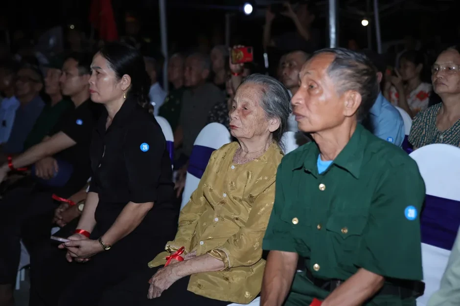 Thắp nến tri ân các Anh hùng liệt sĩ tại Nghĩa trang Liệt sĩ quốc tế Việt - Lào