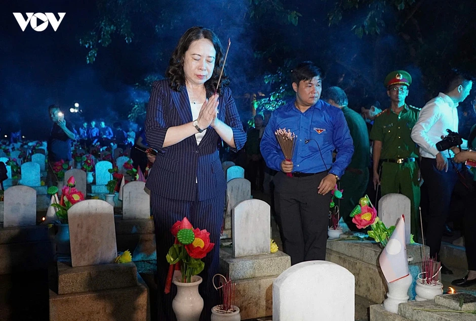Thắp nến tri ân các anh hùng liệt sĩ tại Nghĩa trang Liệt sĩ Việt – Lào Thắp nến tri ân các anh hùng liệt sĩ tại Nghĩa trang Liệt sĩ Việt – Lào