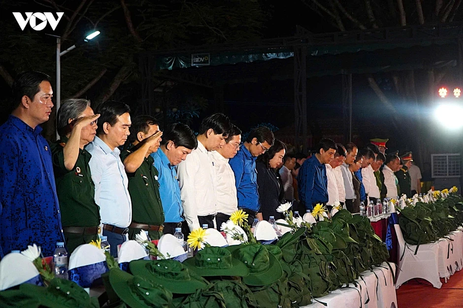 Thắp nến tri ân các anh hùng liệt sĩ tại Nghĩa trang Liệt sĩ Việt – Lào Thắp nến tri ân các anh hùng liệt sĩ tại Nghĩa trang Liệt sĩ Việt – Lào
