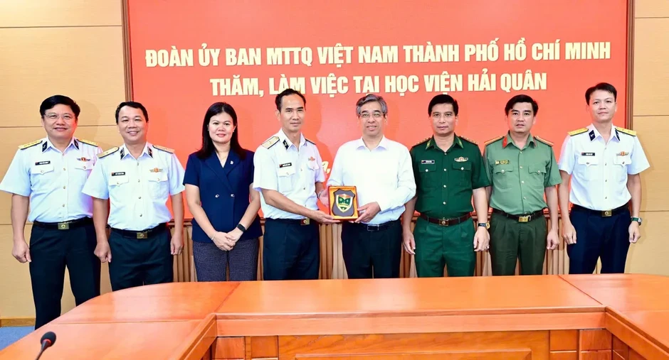 Thắt chặt tình quân dân, chung tay bảo vệ vững chắc chủ quyền biển, đảo Tổ quốc Thắt chặt tình quân dân, chung tay bảo vệ vững chắc chủ quyền biển, đảo Tổ quốc