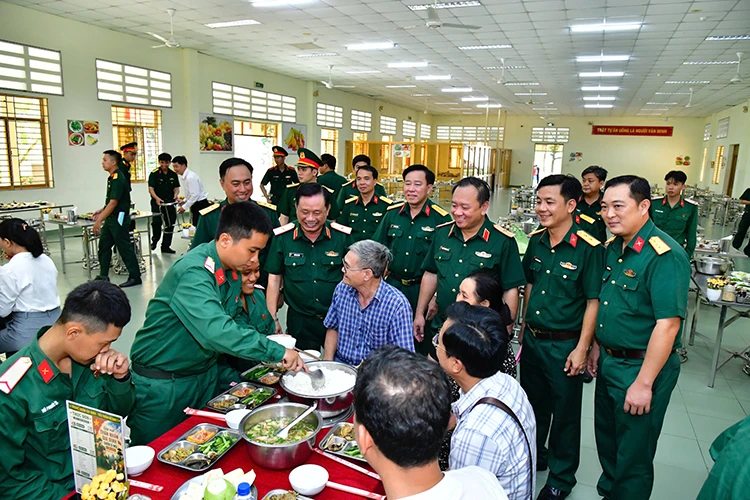 Thắt chặt tình quân dân qua gặp mặt gia đình chiến sĩ mới
