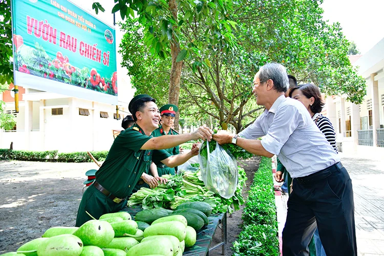 Thắt chặt tình quân dân qua gặp mặt gia đình chiến sĩ mới