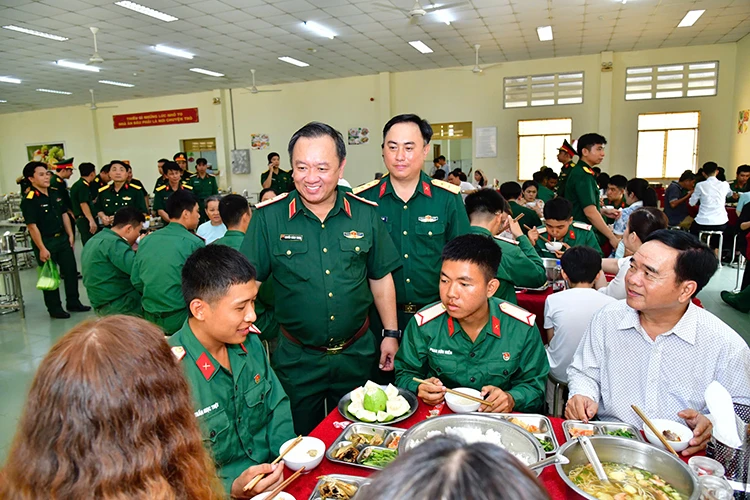 Thắt chặt tình quân dân qua gặp mặt gia đình chiến sĩ mới