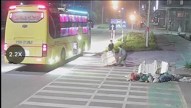 Thấy đống rác bên đường, chủ tịch phường yêu cầu ‘check cam’ để tìm người xả rác xử phạt Thấy đống rác bên đường, chủ tịch phường yêu cầu ‘check cam’ để tìm người xả rác xử phạt