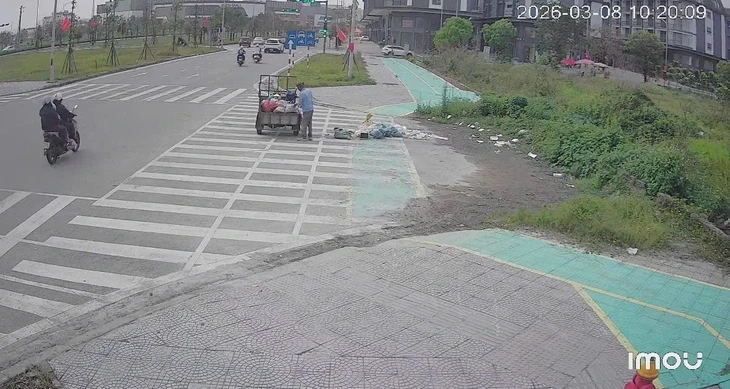 Thấy đống rác bên đường, chủ tịch phường yêu cầu ‘check cam’ để tìm người xả rác xử phạt Thấy đống rác bên đường, chủ tịch phường yêu cầu ‘check cam’ để tìm người xả rác xử phạt