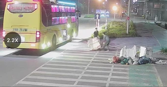 Thấy đống rác bên đường, chủ tịch phường yêu cầu ‘check cam’ để tìm người xả rác xử phạt