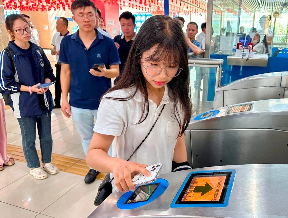 Thẻ vé thông minh giúp tàu điện Hà Nội tăng khách và doanh thu Thẻ vé thông minh giúp tàu điện Hà Nội tăng khách và doanh thu