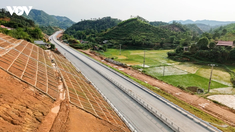 Thêm 395km cao tốc hoàn thành, cả nước có 3.345km được đưa vào khai thác Thêm 395km cao tốc hoàn thành, cả nước có 3.345km được đưa vào khai thác