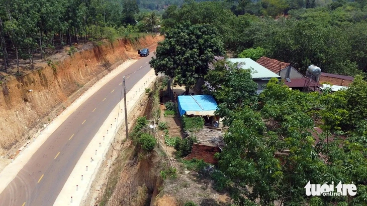 Thêm dự án hạ cốt nền ở Đồng Nai khiến nhà dân 'cheo leo' trên đỉnh đồi Thêm dự án hạ cốt nền ở Đồng Nai khiến nhà dân 'cheo leo' trên đỉnh đồi