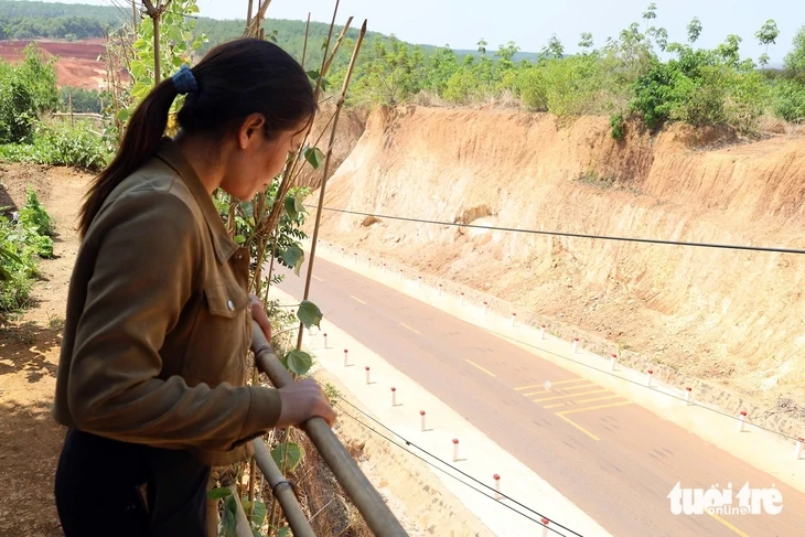 Thêm dự án hạ cốt nền ở Đồng Nai khiến nhà dân 'cheo leo' trên đỉnh đồi Thêm dự án hạ cốt nền ở Đồng Nai khiến nhà dân 'cheo leo' trên đỉnh đồi