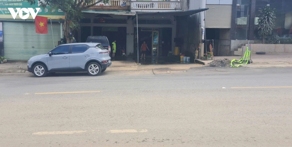 Thi công công trình làm nước và chất thải ập vào nhà dân ở Yên Bình, Lào Cai Thi công công trình làm nước và chất thải ập vào nhà dân ở Yên Bình, Lào Cai