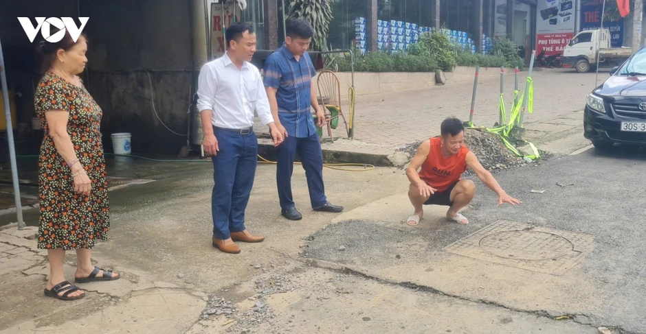 Thi công công trình làm nước và chất thải ập vào nhà dân ở Yên Bình, Lào Cai Thi công công trình làm nước và chất thải ập vào nhà dân ở Yên Bình, Lào Cai