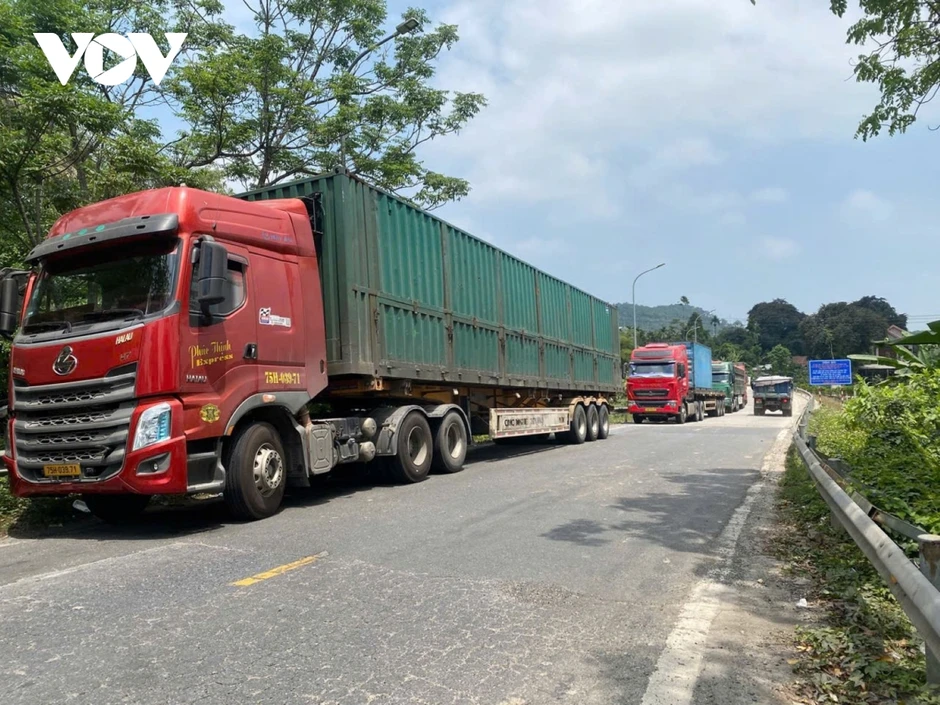 Thí điểm cho xe sơ-mi rơ-moóc lưu thông ban đêm trên Quốc lộ 49 Thí điểm cho xe sơ-mi rơ-moóc lưu thông ban đêm trên Quốc lộ 49