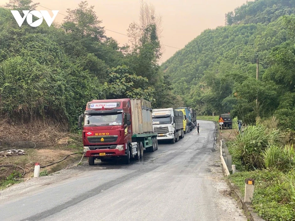 Thí điểm cho xe sơ-mi rơ-moóc lưu thông ban đêm trên Quốc lộ 49 Thí điểm cho xe sơ-mi rơ-moóc lưu thông ban đêm trên Quốc lộ 49