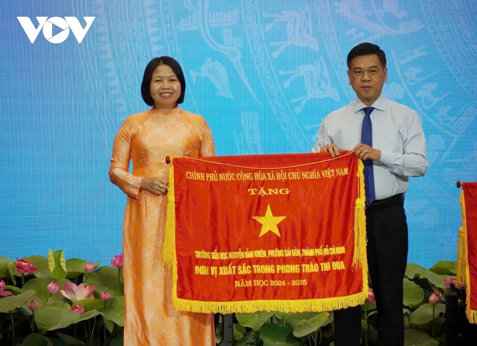 Thi đua yêu nước ở TP.HCM gắn trực tiếp với chỉ tiêu tăng trưởng 2 con số Thi đua yêu nước ở TP.HCM gắn trực tiếp với chỉ tiêu tăng trưởng 2 con số