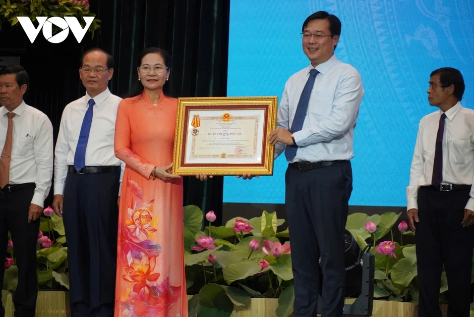 Thi đua yêu nước ở TP.HCM gắn trực tiếp với chỉ tiêu tăng trưởng 2 con số Thi đua yêu nước ở TP.HCM gắn trực tiếp với chỉ tiêu tăng trưởng 2 con số
