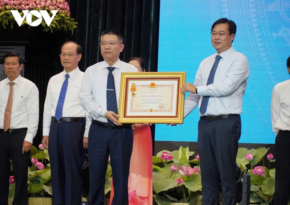 Thi đua yêu nước ở TP.HCM gắn trực tiếp với chỉ tiêu tăng trưởng 2 con số Thi đua yêu nước ở TP.HCM gắn trực tiếp với chỉ tiêu tăng trưởng 2 con số