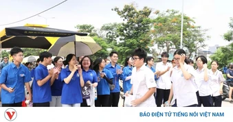 Thí sinh Hải Phòng bắt đầu môn thi đầu tiên trong kỳ thi vào lớp 10
