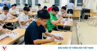 Thi xong môn Văn, nhiều thí sinh Hà Nội tự tin đạt từ 7 đến 8 điểm