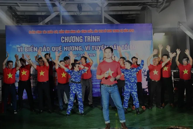 Thiêng liêng Lễ chào cờ giữa trùng khơi trên tàu Cảnh sát biển 8001 Thiêng liêng Lễ chào cờ giữa trùng khơi trên tàu Cảnh sát biển 8001