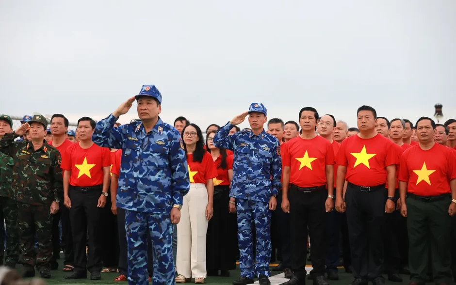Thiêng liêng Lễ chào cờ giữa trùng khơi trên tàu Cảnh sát biển 8001 Thiêng liêng Lễ chào cờ giữa trùng khơi trên tàu Cảnh sát biển 8001