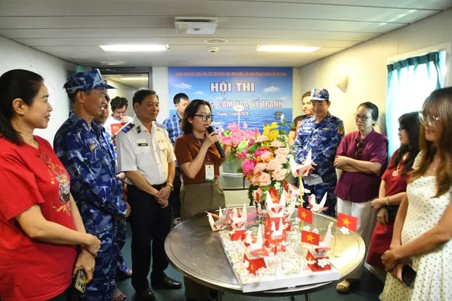 Thiêng liêng Lễ chào cờ giữa trùng khơi trên tàu Cảnh sát biển 8001 Thiêng liêng Lễ chào cờ giữa trùng khơi trên tàu Cảnh sát biển 8001