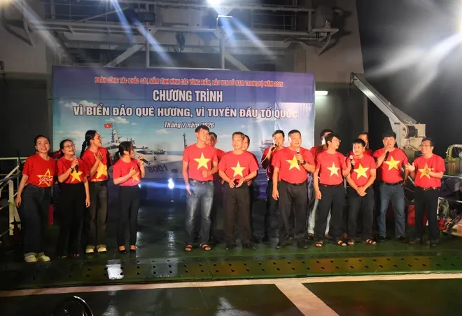 Thiêng liêng Lễ chào cờ giữa trùng khơi trên tàu Cảnh sát biển 8001 Thiêng liêng Lễ chào cờ giữa trùng khơi trên tàu Cảnh sát biển 8001